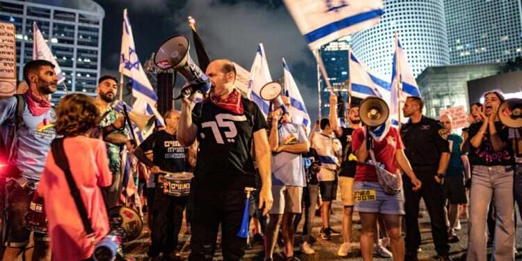 מפגינים נגד הרפורמה. צילום: גטי אימג'ס גם אחרי ההתקפות עליו, שמחה רוטמן עדיין משוכנע שחופש הביטוי גובר – ותומך במחאה