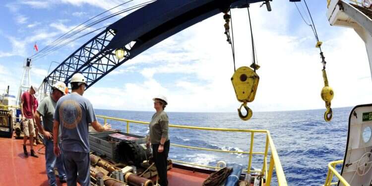 קבוצת מדענים הצליחה לחדור אל מעטפת כדור הארץ