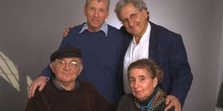 עמוס עוז, אברהם ב' יהושע, עמליה כהנא־כרמון ואהרן אפלפלד, 1998. צילום: דן פורגס, גטי אימג'ס