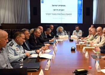 "חזיר", "שמן" ו-"מושחת": השר כץ הותקף בקללות ויריקות