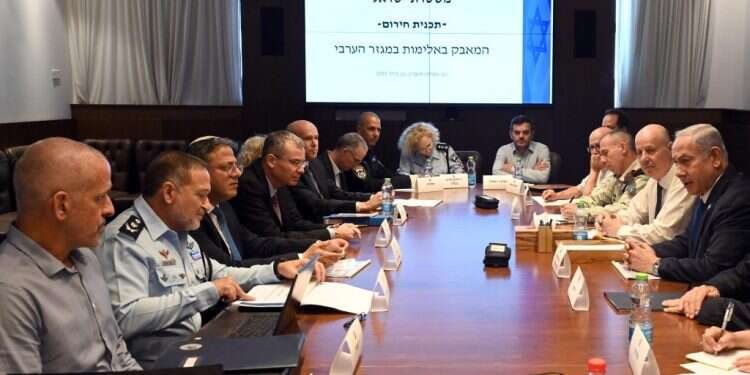 ראש הממשלה בנימין נתניהו בדיון חירום לבחינת רתימת השב "חזיר", "שמן" ו-"מושחת": השר כץ הותקף בקללות ויריקות