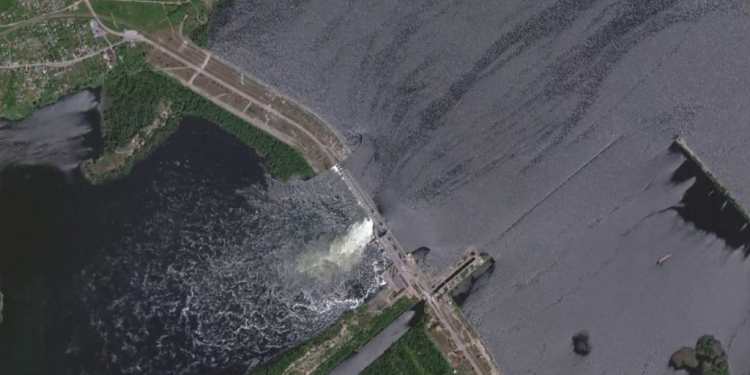 הסכר בנהר הדנייפר שבאוקראינה. צילום מסך מתוך סרטון רויטרס אוקראינה: רוסיה הפציצה סכר בנהר הדנייפר, חשש להצפות בחרסון