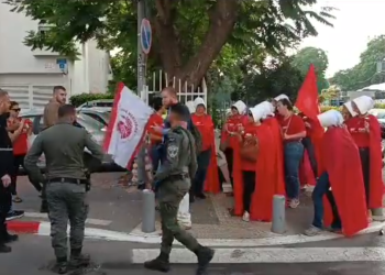 מובילות מחאת השפחות נעצרו לאחר שחסמו כביש – ושוחררו אחרי שעתיים