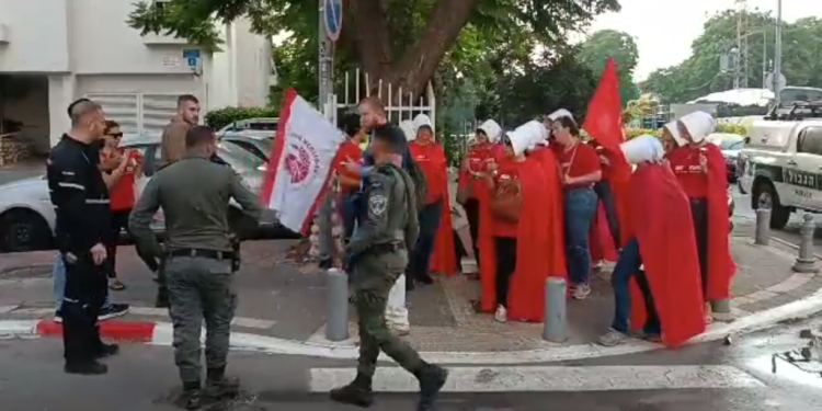 המחאה מול בית השרה מאי גולן. צילום: בונות אלטרנטיבה מובילות מחאת השפחות נעצרו לאחר שחסמו כביש – ושוחררו אחרי שעתיים