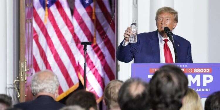 טראמפ נואם לאחר צאתו מבית המשפט. צילום: איי.פי מאז שהוגש נגדו כתב אישום: טראמפ גייס 7 מיליון דולר מתומכיו