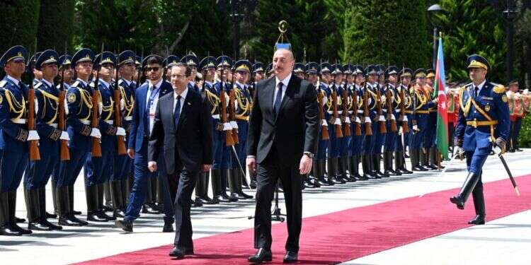 פגישת הנשיא הרצוג ונשיא אזרבייג'ן אלייב בארמון הנשיאות בבאקו. צילום: חיים צח, לע "למה לפחד מאיראן? אנחנו הרבה יותר חזקים"