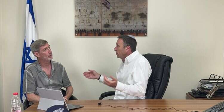 כהנא ופורן בכנסת, השבוע. צילום: אהד אורן כהנא התעמת עם חבריו מהטייסת: "אתם אוהבים אותנו קטנים וחביבים, אבל די"