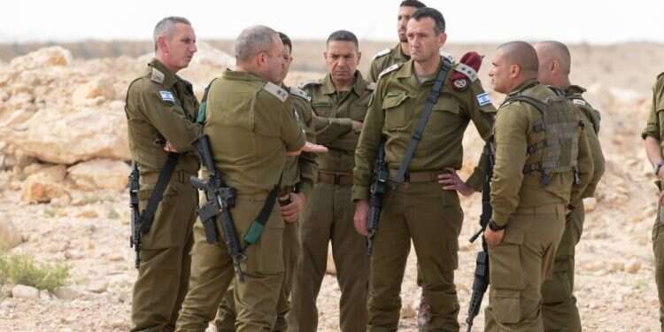 הרמטכ״ל ומפקד הפיקוד בשטח. צילום: דובר צה מות הלוחמים בגבול: בצה"ל מתחקרים, במצרים מתנערים מהאירוע