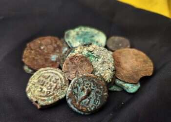 המטבעות העתיקים. צילום: רשות העתיקות המלך מתתיהו: תושב ירושלים נעצר כשברשותו מטבעות נדירים מתקופת החשמונאים