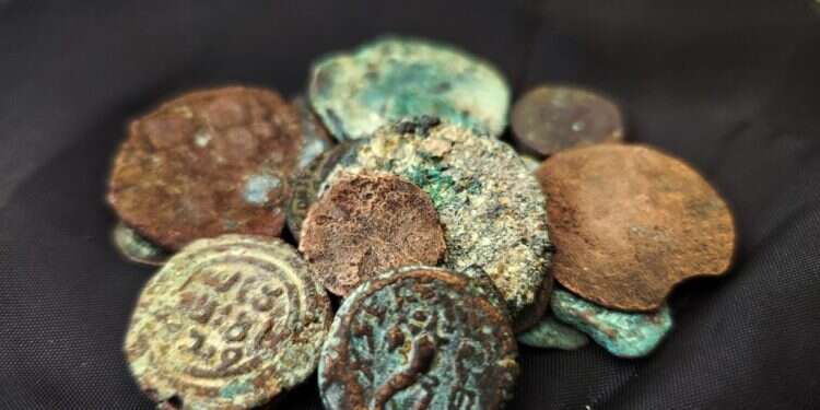 המטבעות העתיקים. צילום: רשות העתיקות המלך מתתיהו: תושב ירושלים נעצר כשברשותו מטבעות נדירים מתקופת החשמונאים