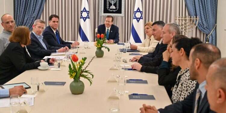 שיחות ההידברות בבית הנשיא, בחודש מרץ. צילום: עמוס בן־גרשום, לע אם פתאום מותר לפסול חוקי יסוד, אפשר גם ללכת עד הסוף