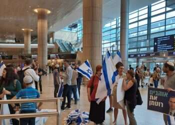 אחרי שהותקף בארה"ב: רוטמן נחת והתקבל במפגני תמיכה – ומחאה