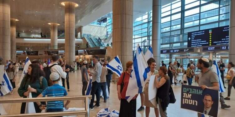 קבלת הפנים לח אחרי שהותקף בארה"ב: רוטמן נחת והתקבל במפגני תמיכה – ומחאה