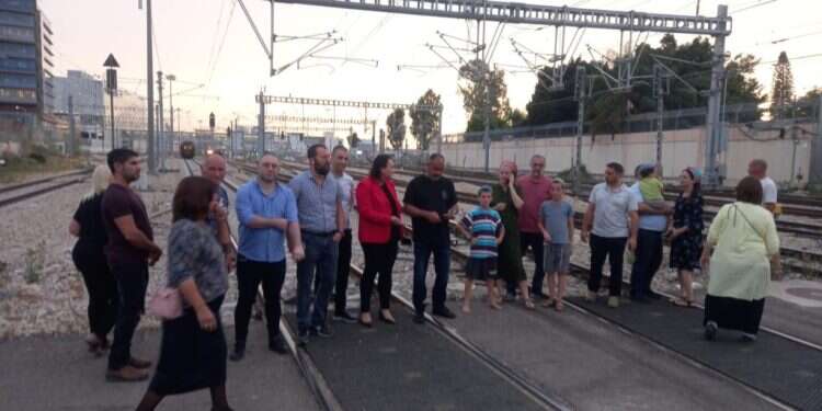 המחאה בתחנת הרכבת בלוד. צילום: שילה פריד במחאה על הירי הבלתי פוסק והאלימות המשתוללת: תושבי לוד חסמו את הרכבת