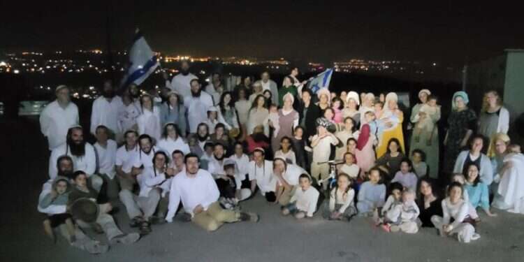 מתיישבי אביתר אחרי שבת ביישוב. צילום: נחלה אחרי שבת ב"אביתר": התושבים מתכננים תפילה המונית וקריאה לממשלה לעמוד בהסכם