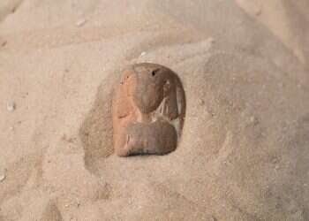 "ברגע הראשון בעלי צחק עליי": טיילה בחוף ומצאה פסלון בן יותר מ-3,000 שנה