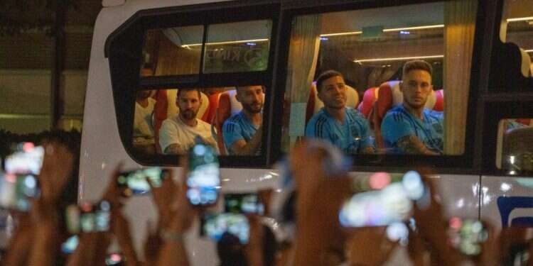 מסי בבייג'ינג: האוהד השרוף שעושה הכול רק בשביל מבט אחד בכוכב 