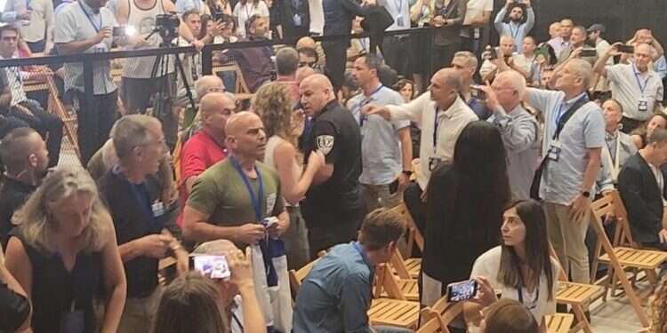 מפגינים נגד הרפורמה מפריעים לנאומו של השר ברקת בשדרות "תחזרו לתל אביב": תושבי שדרות הגיבו לפרובוקציות של המפגינים נגד הרפורמה