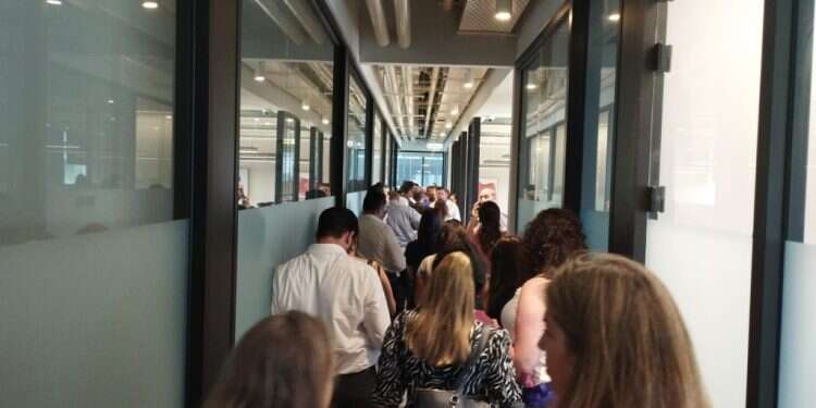 תורי ענק בקלפי בפתח תקווה. צילום: עו תורי ענק בבחירות בלשכת עורכי הדין, שעות ההצבעה הוארכו