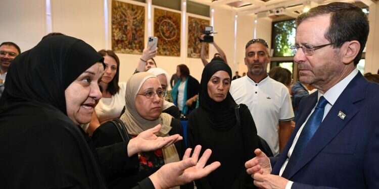 הרצוג בשיח עם כמה מהאמהות. צילום: חיים צח/ לע "בלוד, אין יום שישי שאין בו רצח. מטווח אפס ירה בבת שלי שישה כדורים"