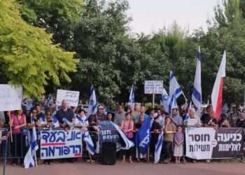 אחרי הפגנת השמאל – מפגן תמיכה מול בית השר לוין