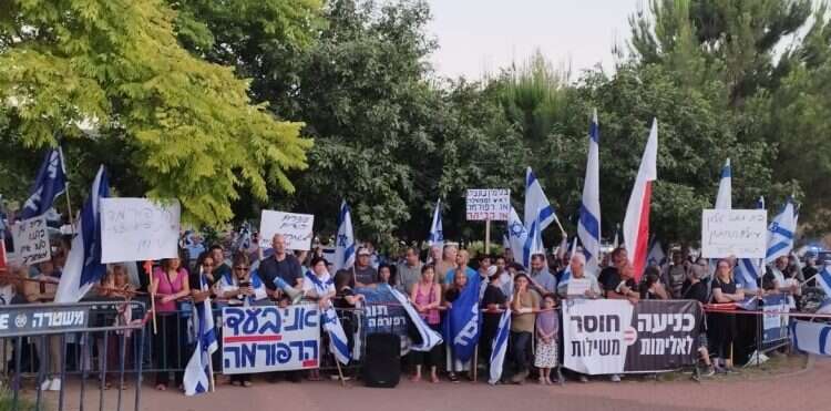 מפגן התמיכה של פעילי הימין מול בית השר לוין אחרי הפגנת השמאל – מפגן תמיכה מול בית השר לוין