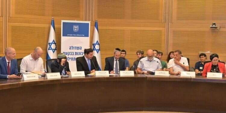 חברי השדולה להחלת ריבונות בבקעת הירדן תחילה, היום בכנסת. צילום: מאיר אליפור תמיכה רחבה בהחלת ריבונות בבקעת הירדן: "אין הבדל בין אופוזיציה לקואליציה"