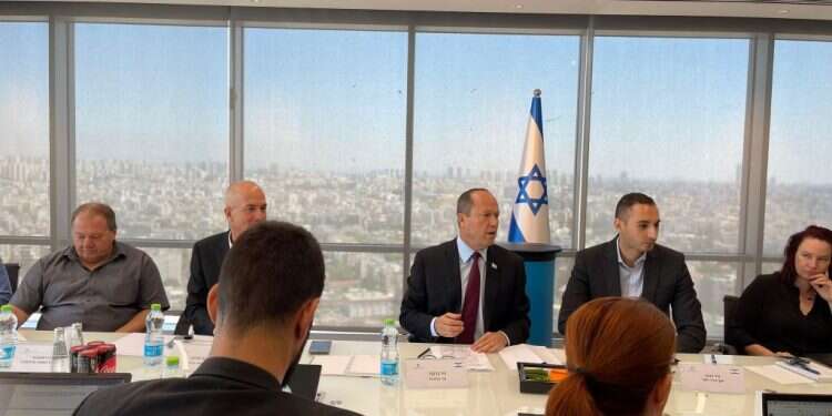 ניר ברקת במסיבת העיתונאים, השבוע בתל־אביב. צילום: דוברות שר הכלכלה