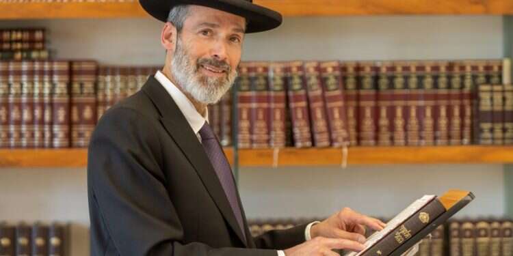 הרב אריאל במכתב הבהרה: לא חוזר בי מהתמיכה ברב כהנא לרב הראשי