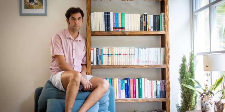 אלעד זרט (39)הוא משורר ועורך מוסף ״ספרות ותרבות״ של ידיעות אחרונות