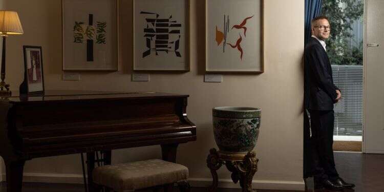 ויגן בביתו ברמת-גן, השבוע. צילום: אבישג שאר ישוב שגריר בריטניה בישראל: "מעולם לא היו לנו אשליות בנוגע לאיראן"