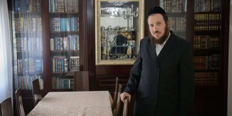 ישראל א' גרובייס. צילום: שריה דיאמנט ה"ביכער" שלי דחוסים בערמות בחדר צדדי