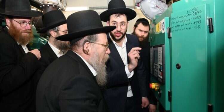 רבה של בני־ברק, הרב שבח צבי רוזנבלט, בחנוכת גנרטור בעיר לפני כחצי שנה. צילום: שוקי לרר גישתם המחמירה של רבני בני ברק ניצחה את מעליות השבת