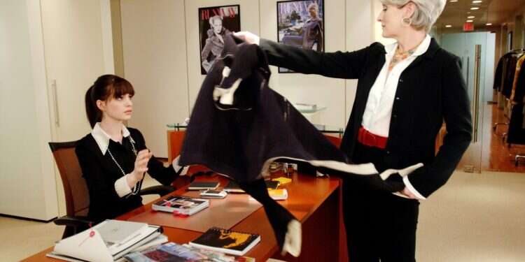 נשים חדורות מטרה שנאבקות אחת בשנייה בכל הכוח בזירה גברית. מתוך הסרט