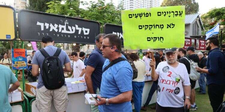 דוכן הוצאת סלע מאיר במתחם שרונה בתל־אביב השבוע. צילום: קוקו