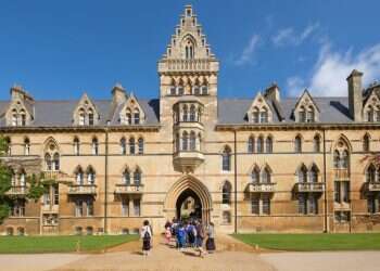 הסיפור של "העלילה" נשמע קלישאתי וגנרי להחריד, אבל הוא מוכיח אחרת