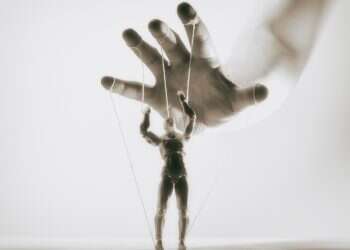 מהו "גזלייטינג" ואיך אדע אם אני חווה אותו בזוגיות?