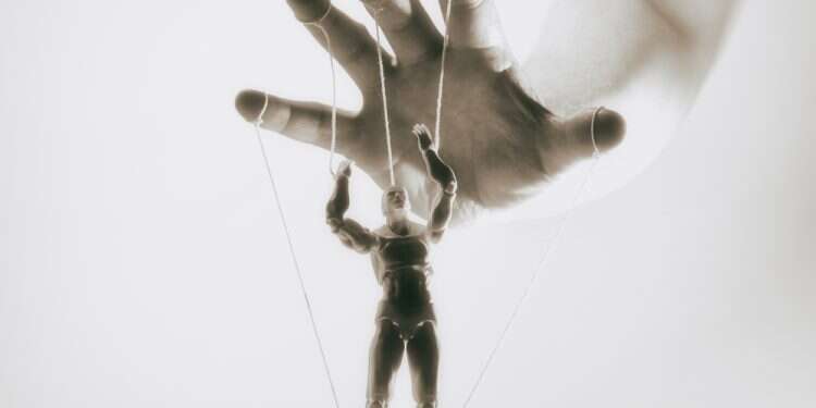 מהו "גזלייטינג" ואיך אדע אם אני חווה אותו בזוגיות?