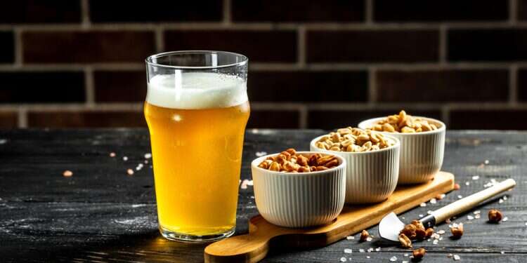 בירה ובוטנים. צילום: שאטרסוק