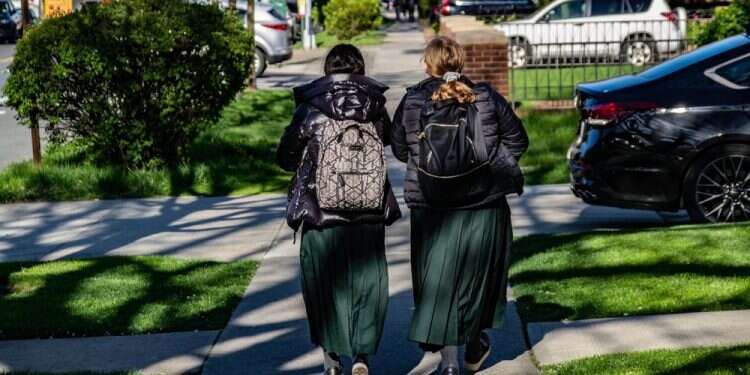 אילוסטרציה. צילום: שאטרסטוק "ספרי הטיקטוק": חומרים אירוטיים במסווה של ספרות נעורים עוברים מיד ליד באולפנות