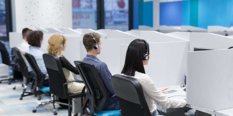 צילום: שאטרסטוק מוקדי השירות הטלפוני הם סמל לתסכול מהנטישה האנושית