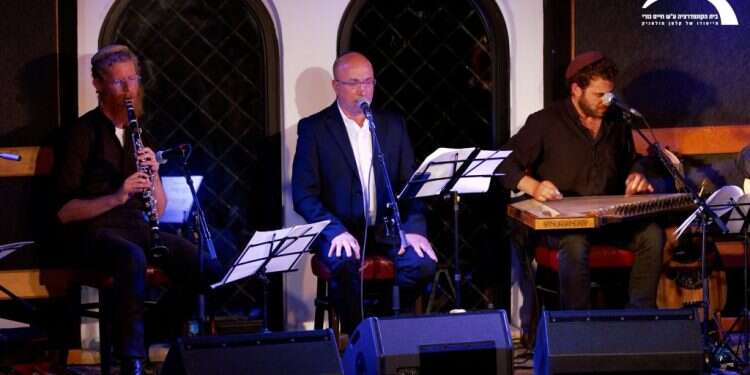 רוני איש־רן (במרכז) וחברי הרכב