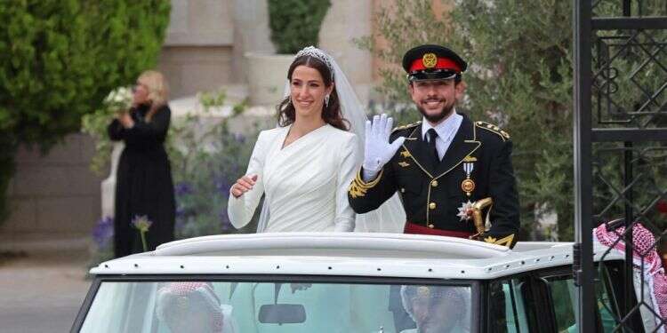 הנסיך הירדני וכלתו בחתונתם. צילום: Khalil MAZRAAWI AFP יורש העצר הירדני התחתן – והממלכה חוגגת