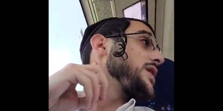 הצעיר החרדי שהותקף. צילום מסך מטוויטר התנהגות האישה מהסרטון באוטובוס היא תוצאה של קמפיין ה"הדתה"