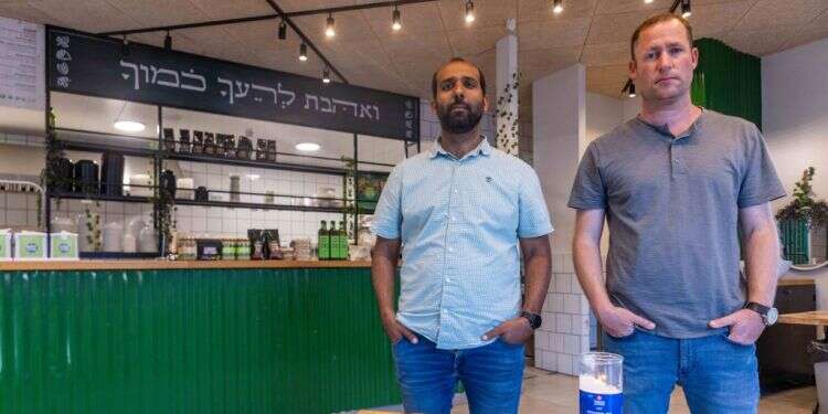 גזבר (מימין) ויעקב במסעדה. צילום: יוסי אלוני מחסל המחבל: "הייתי בחאן יונס, המחבלים בעזה הם כמו המחבלים כאן"