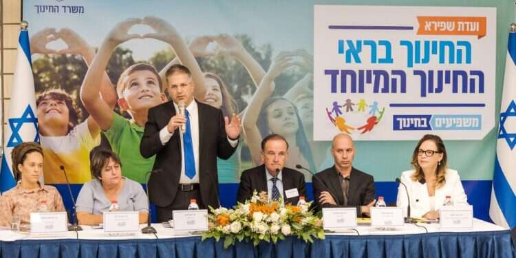 יואב קיש מכריז על הקמת הוועדה לחינוך מיוחד. צילום: לע סגירת המעגל של יו"ר הוועדה החדשה לחינוך המיוחד: "רציתי לומר לאמא שלי שלא שכחתי"