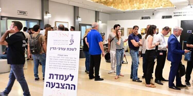 תור להצבעה בבחירות הלשכה, שבוע שעבר בתל־אביב. צילום: יוסי זליגר, TPS ההפסד בלשכת עורכי הדין: מארגני המחאה השקיעו – אנשי הימין נשארו בבית