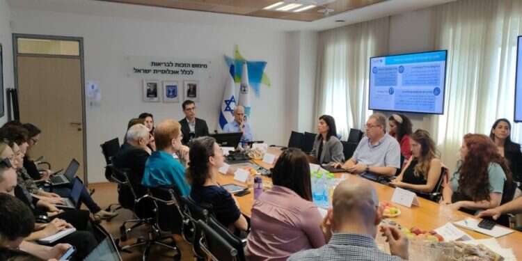 ישיבת הוועדה לטיפול במחסור בכוח אדם רפואי במערכת הבריאות, בראשות מנכ "הצלתי אלפי חיים, אך כשהגעתי לישראל נתקלתי במכונה בירוקרטית בלתי אפשרית"