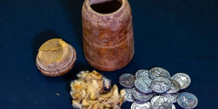 מטבעות עתיקים שנמצאו סמוך לים המלח, אילוסטרציה. צילום: אוליבר פיטוסי / פלאש 90 אחד מכל שישה ישראלים מחזיק עתיקות בבית, כעת המדינה קוראת: "החזירו אותן"