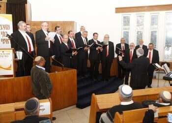 מקהלה בבית העלמין: תלמידיו של המנצח נפרדו ממנו בשירה